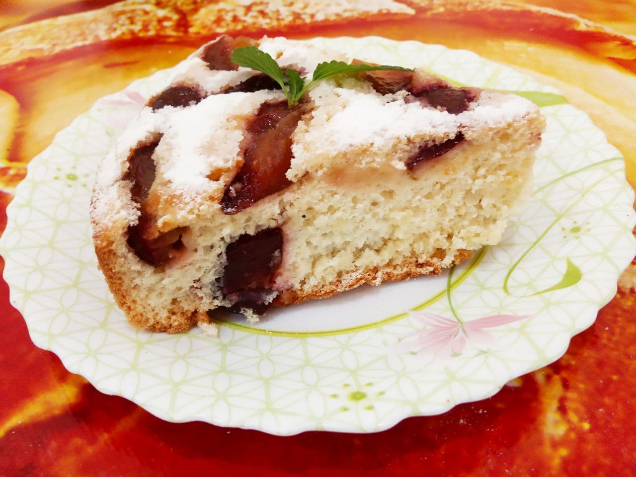 Пирог из бисквитного теста со сливами, просто и вкусно