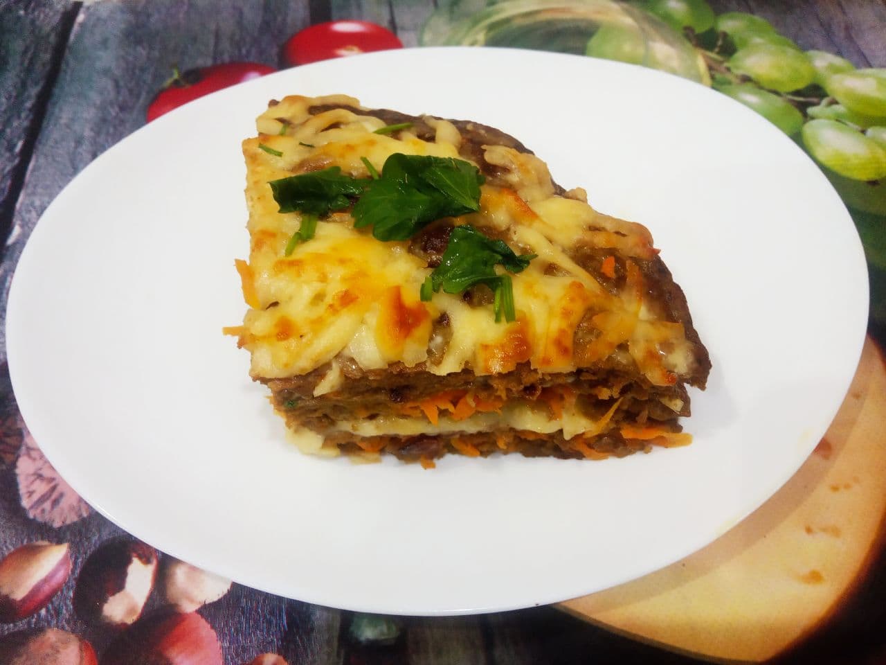 Простой рецепт торта из печени, сыра, лука и моркови