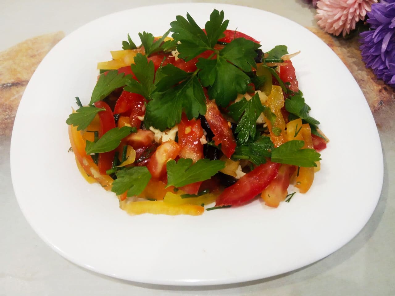Салат из баклажанов, с помидорами и сыром