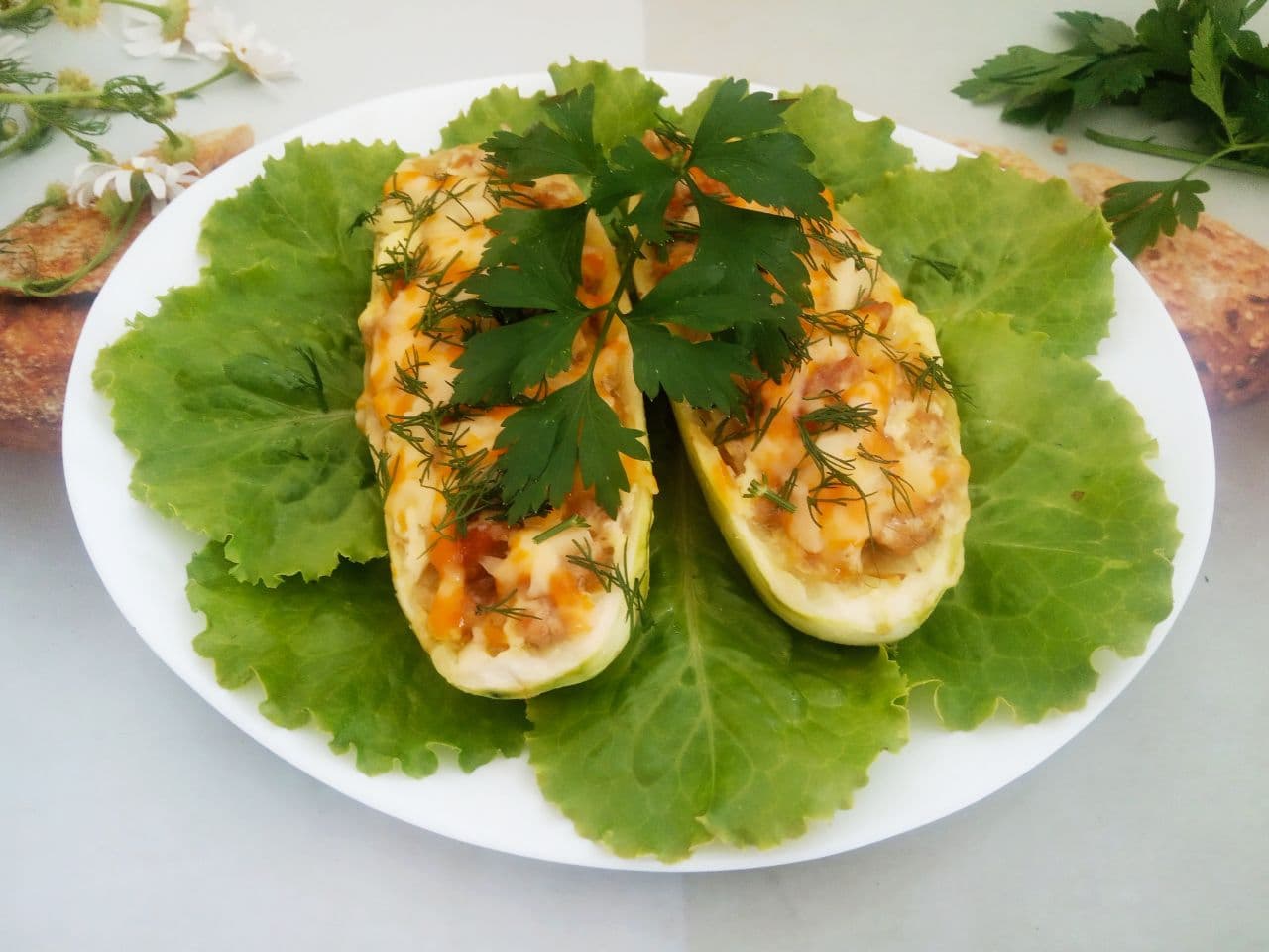Кабачки фаршированные мясным фаршем, луком, морковью и сыром