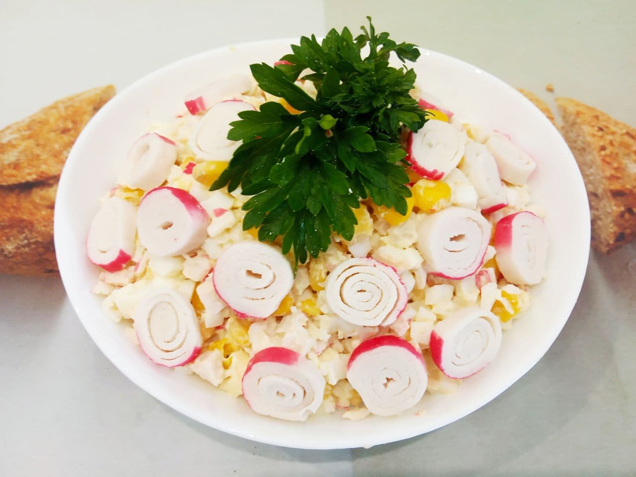 Простой рецепт салата с крабовыми палочками и кукурузой