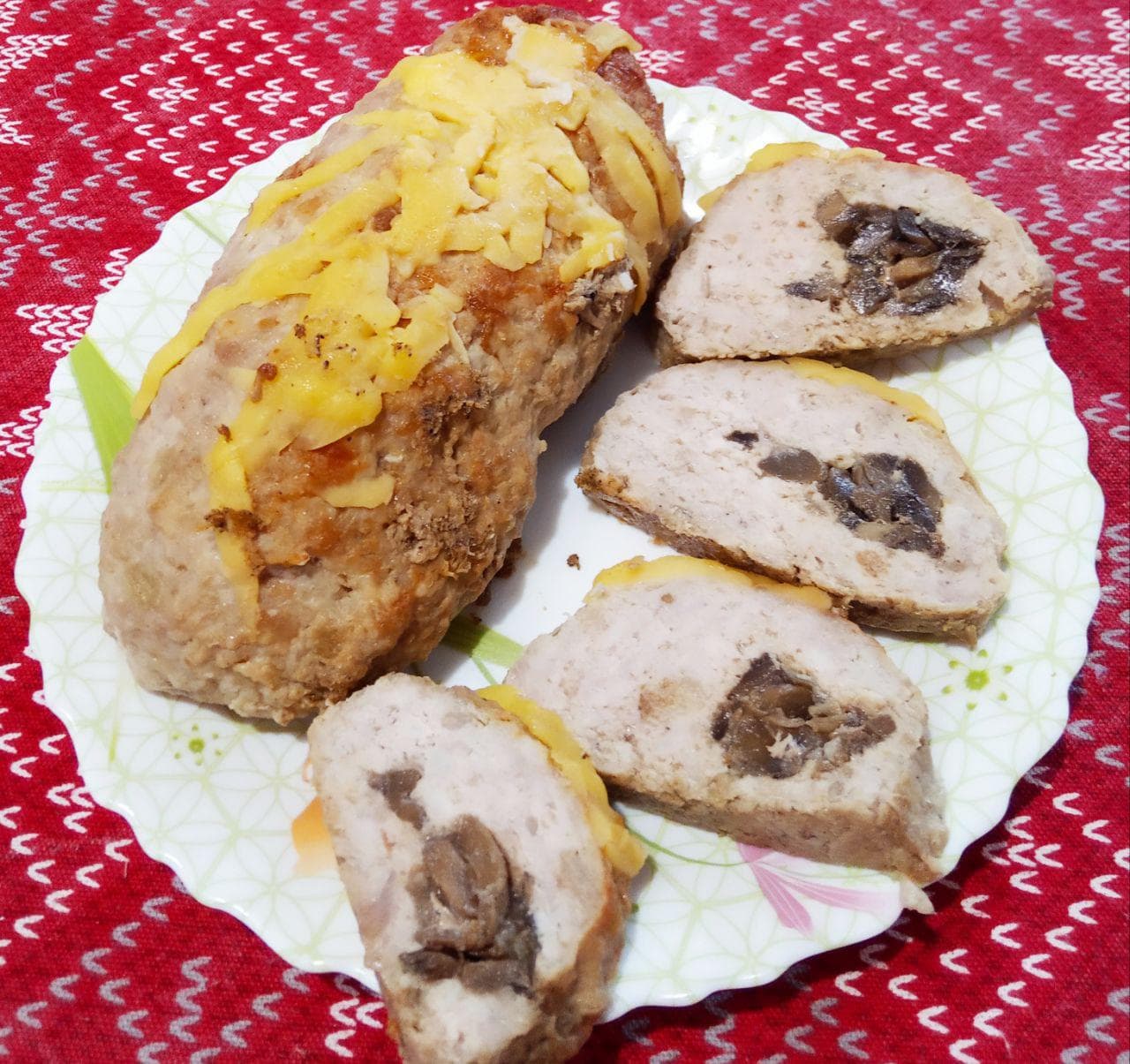 Мясной рулет с грибами