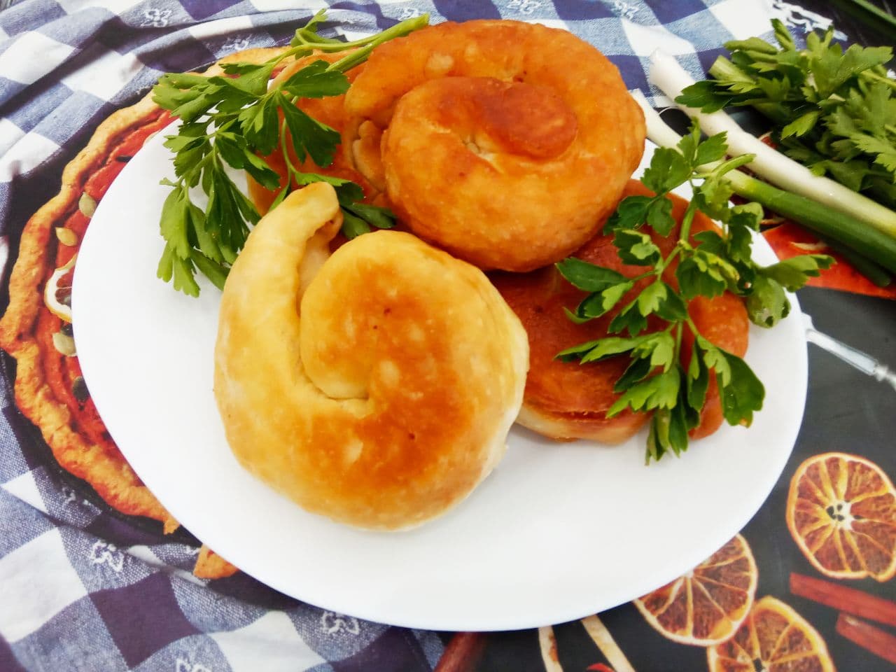 Простой рецепт жареных пирожков с начинкой из куриного филе и лука