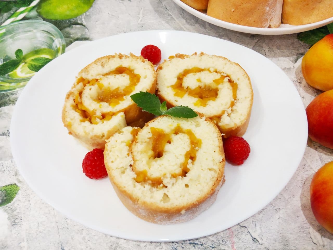 Бисквитный рулет с начинкой из персиков, вкусно и аппетитно