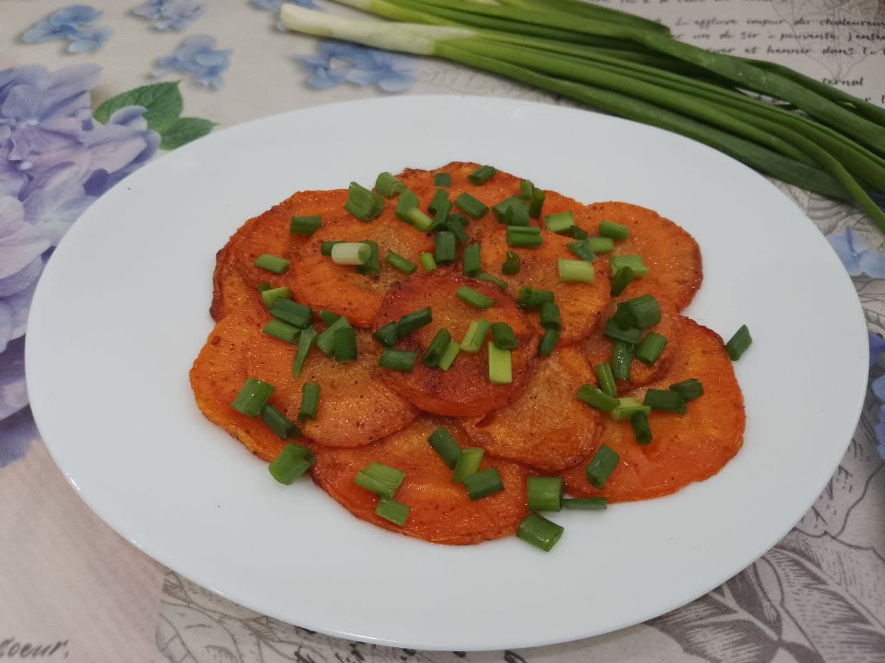 Морковь жареная на растительном масле, со специями, на сковороде