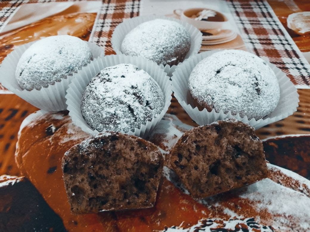 Кексы на сметане, с вишневым джемом и шоколадной крошкой