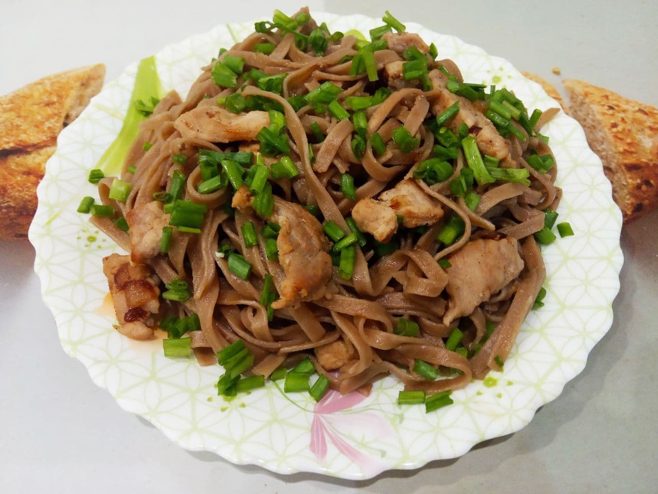 Спагетти из гречневой муки с мясом и овощами