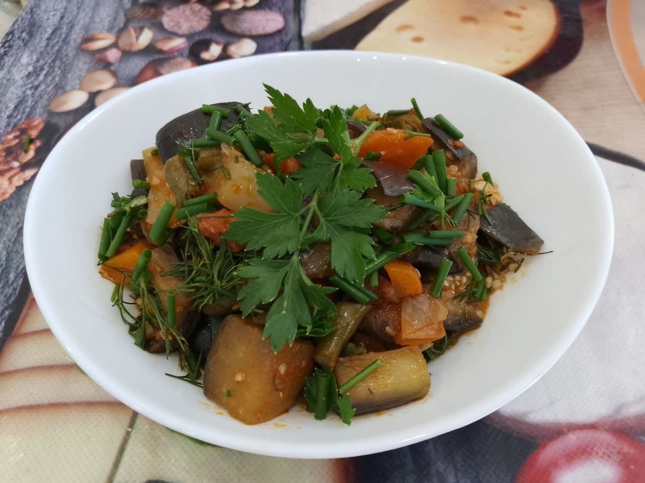 Тушеные баклажаны с помидорами и овощами, вкусно и полезно