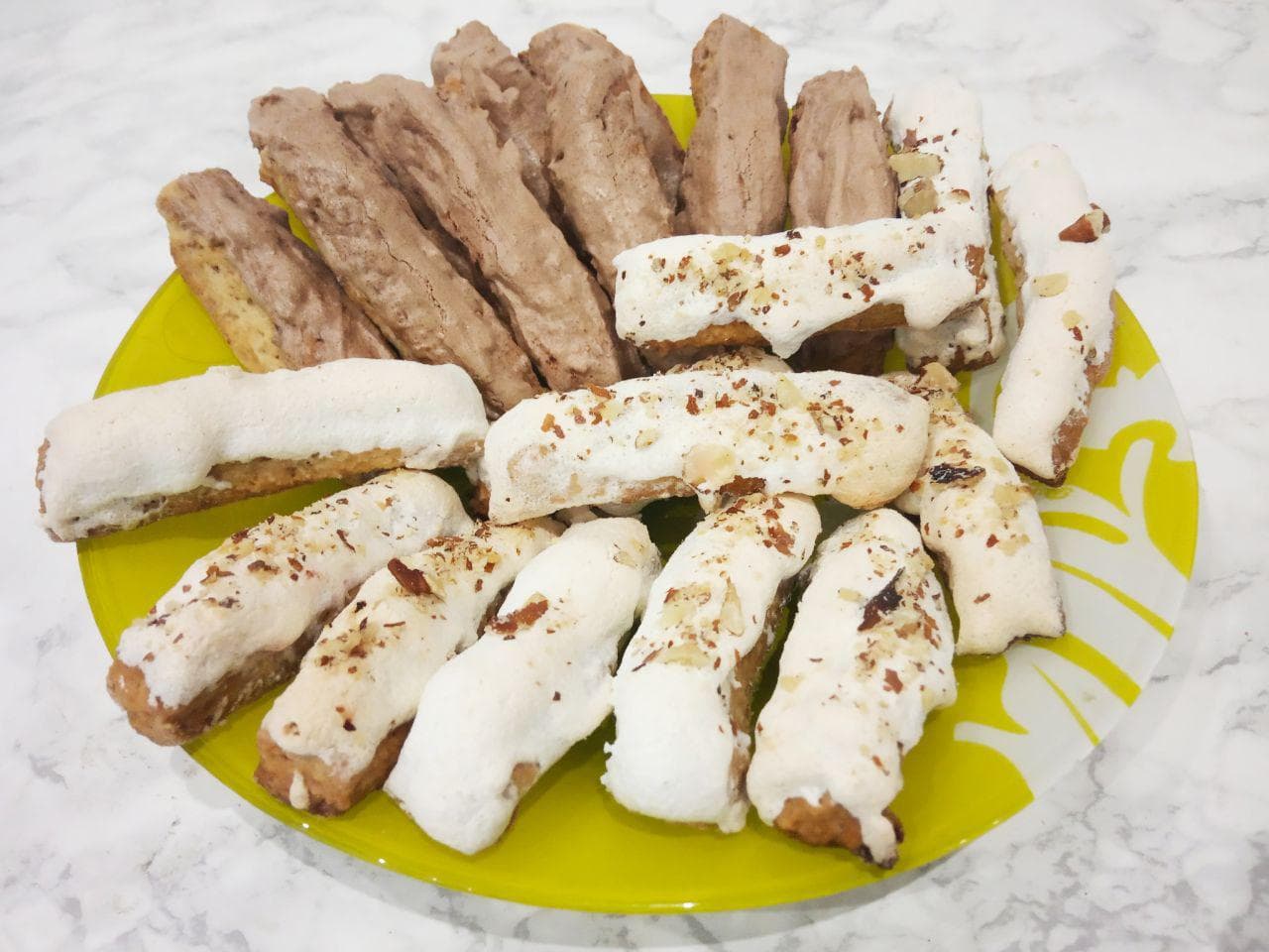 Ореховые палочки в белковой глазури