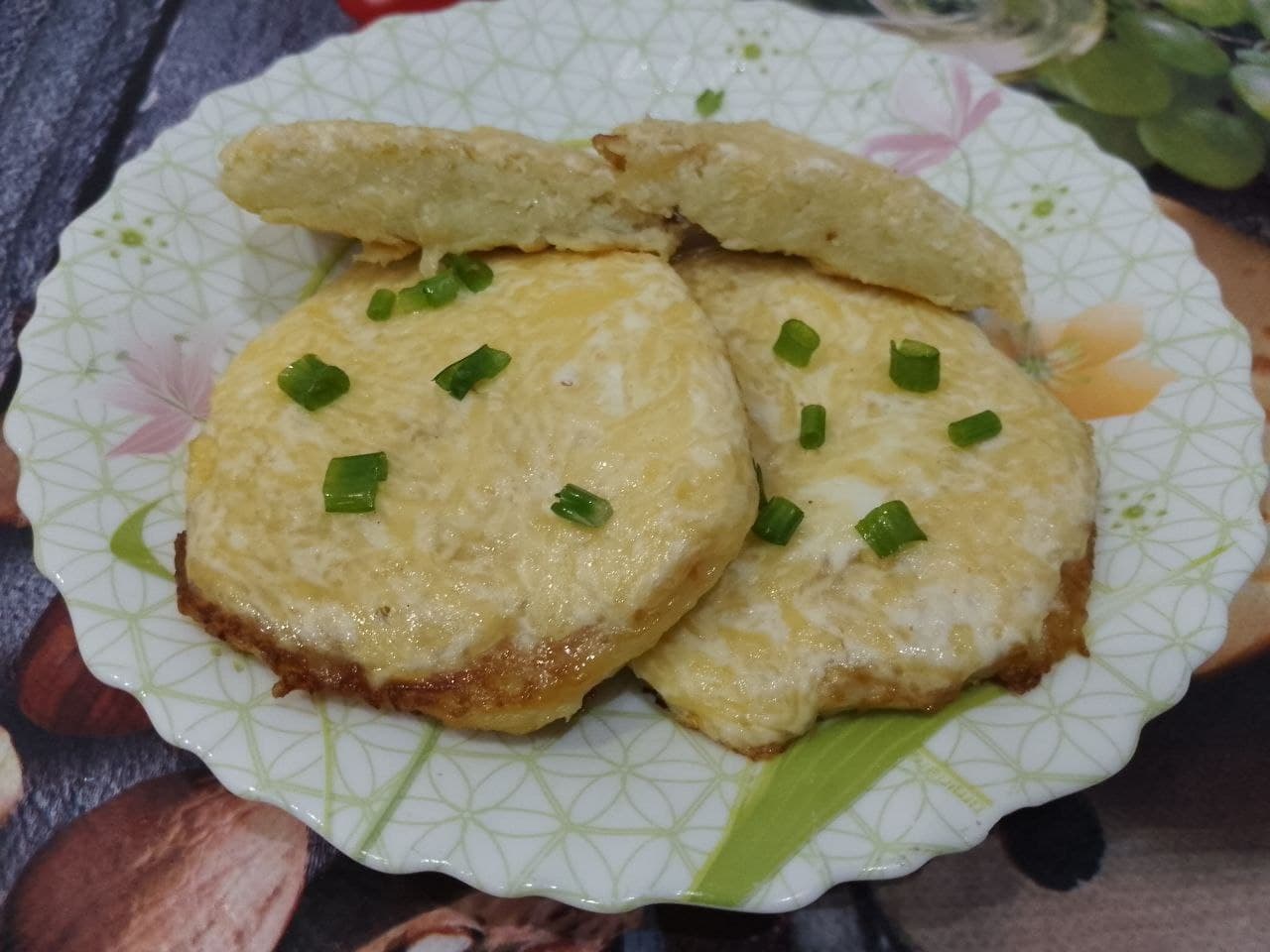 Драники с сыром, яйцом и сметаной