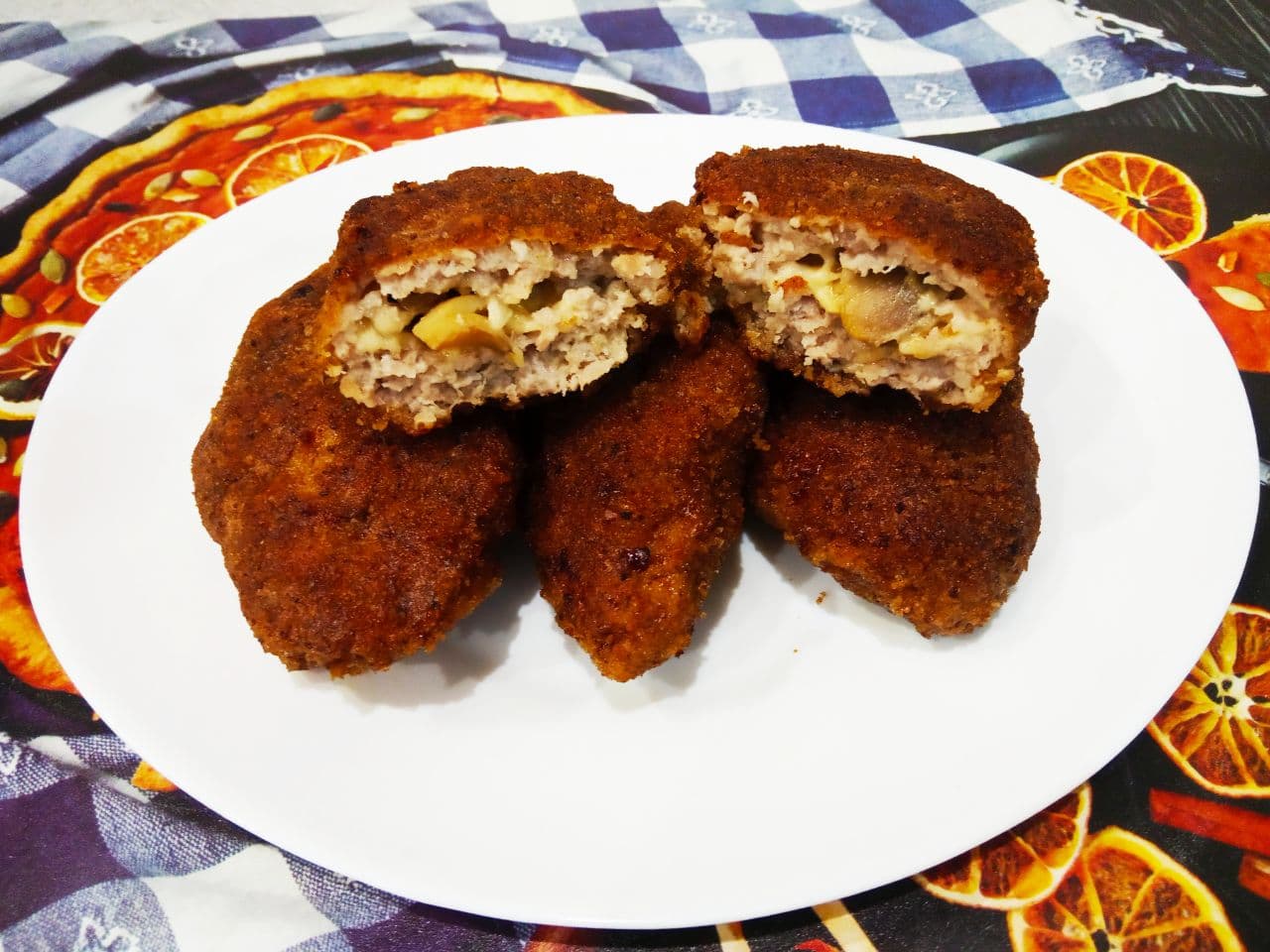 Мясные котлеты или зразы с грибами и сыром, в яичном кляре и сухарях