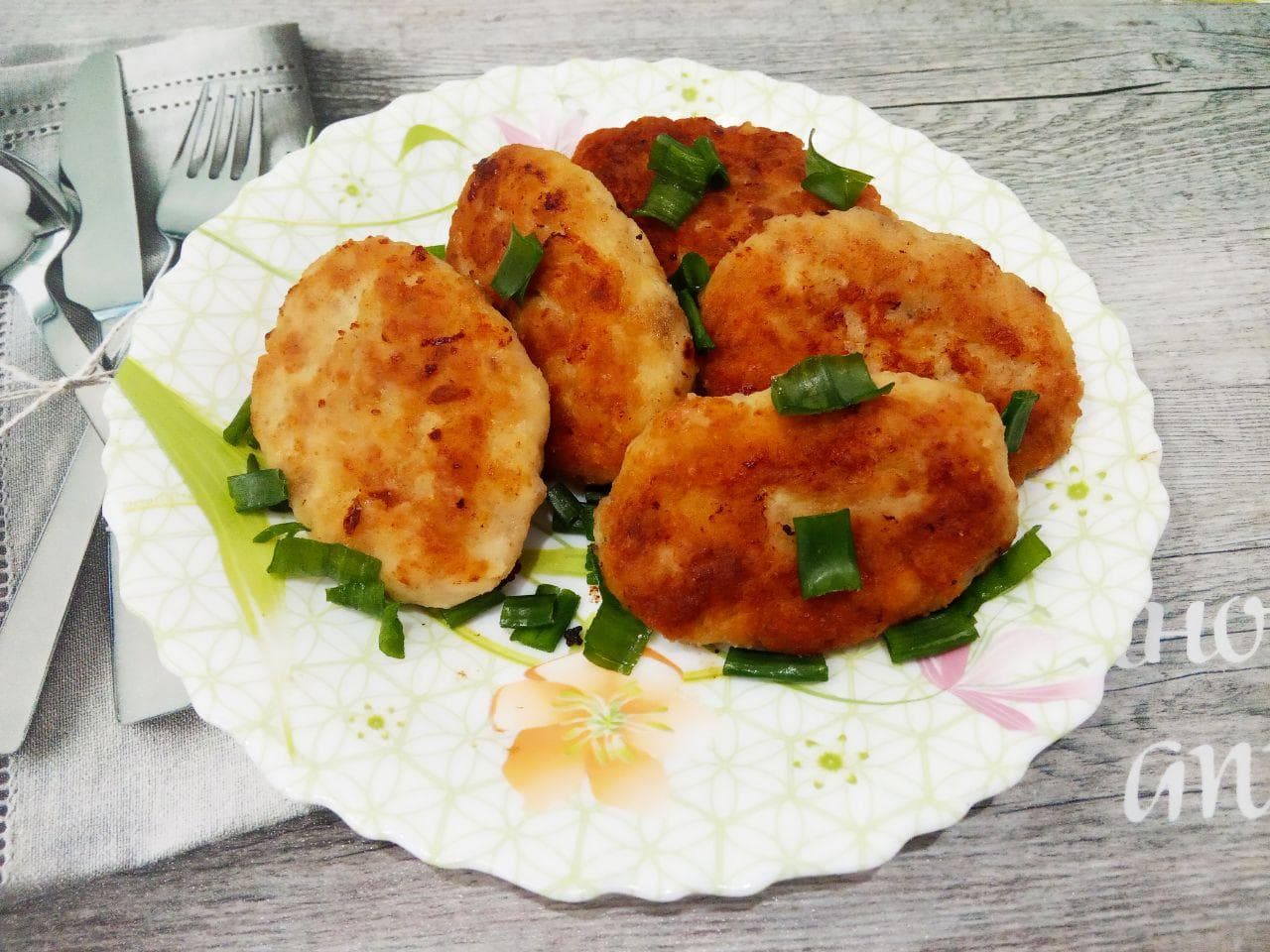 Сочные котлеты из куриного филе и грудинки