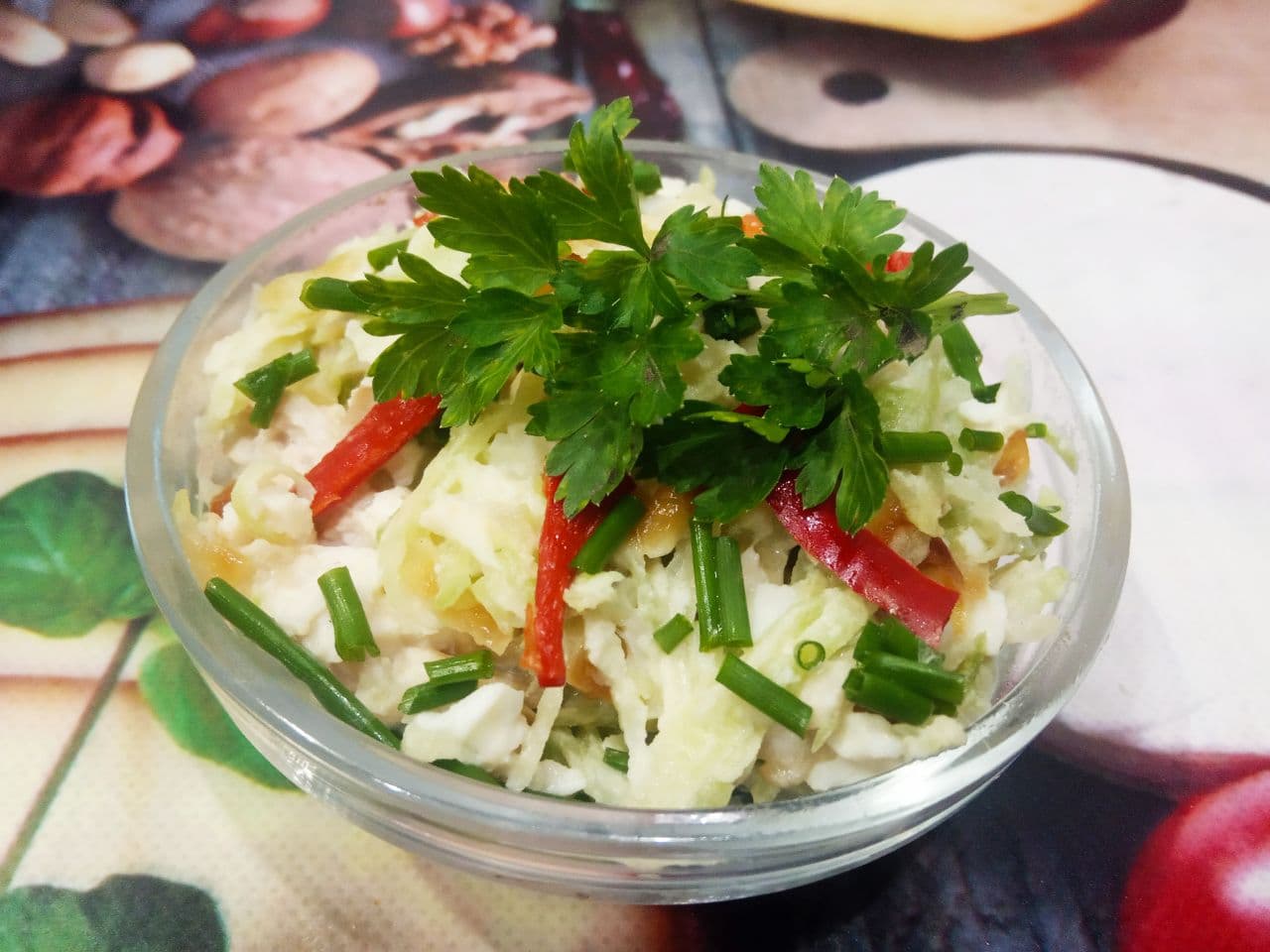 Салат из редьки, куриного филе и яиц, вкусный и сытный