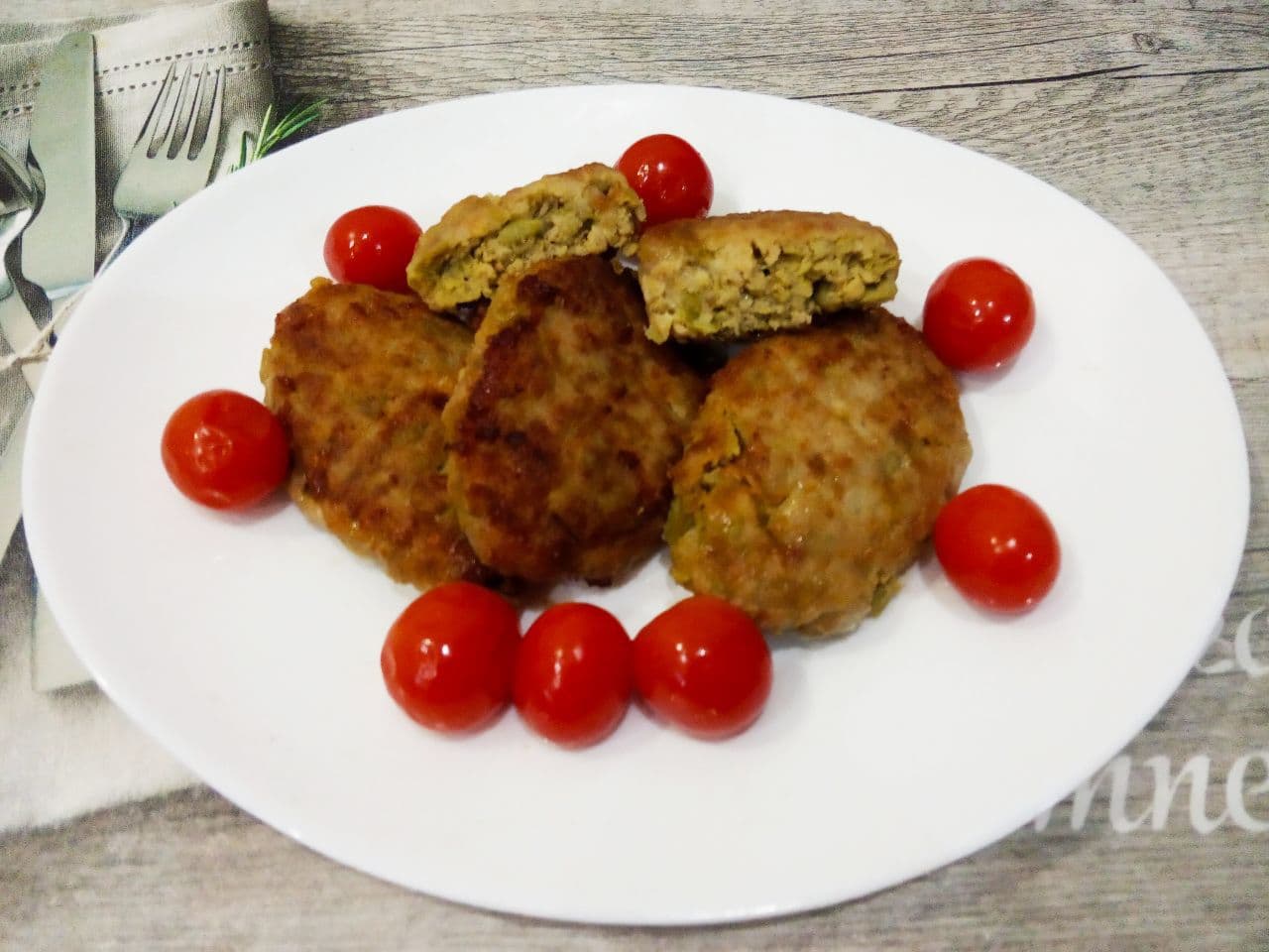 Котлеты гороховые с мясом, сочные и нежные