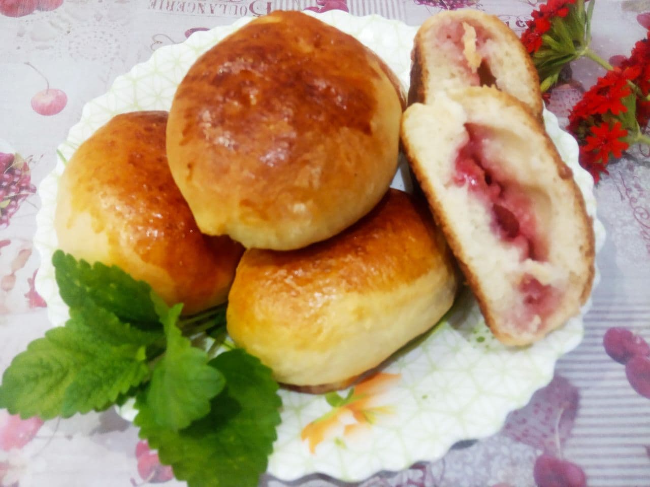 Пирожки из сдобного дрожжевого теста с вишней и клубникой, сочные и аппетитные