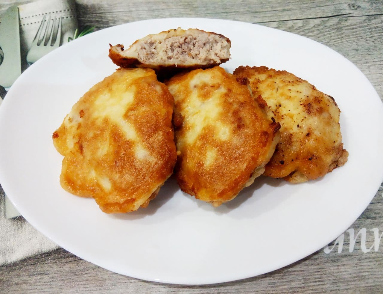 Мясной рулет с сыром в кляре, жареный на сковороде