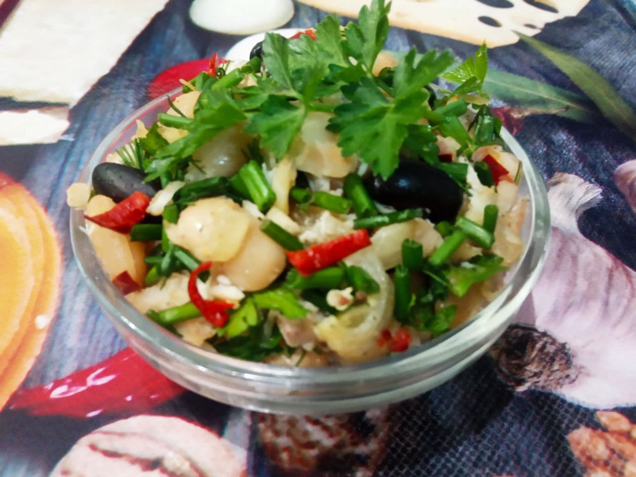 Салат из фасоли, куриного филе и жаренного лука