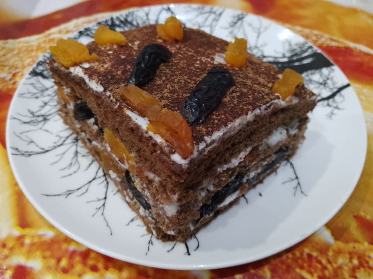 Шоколадный торт с нежным кремом из сметаны, сливок и сухофруктов