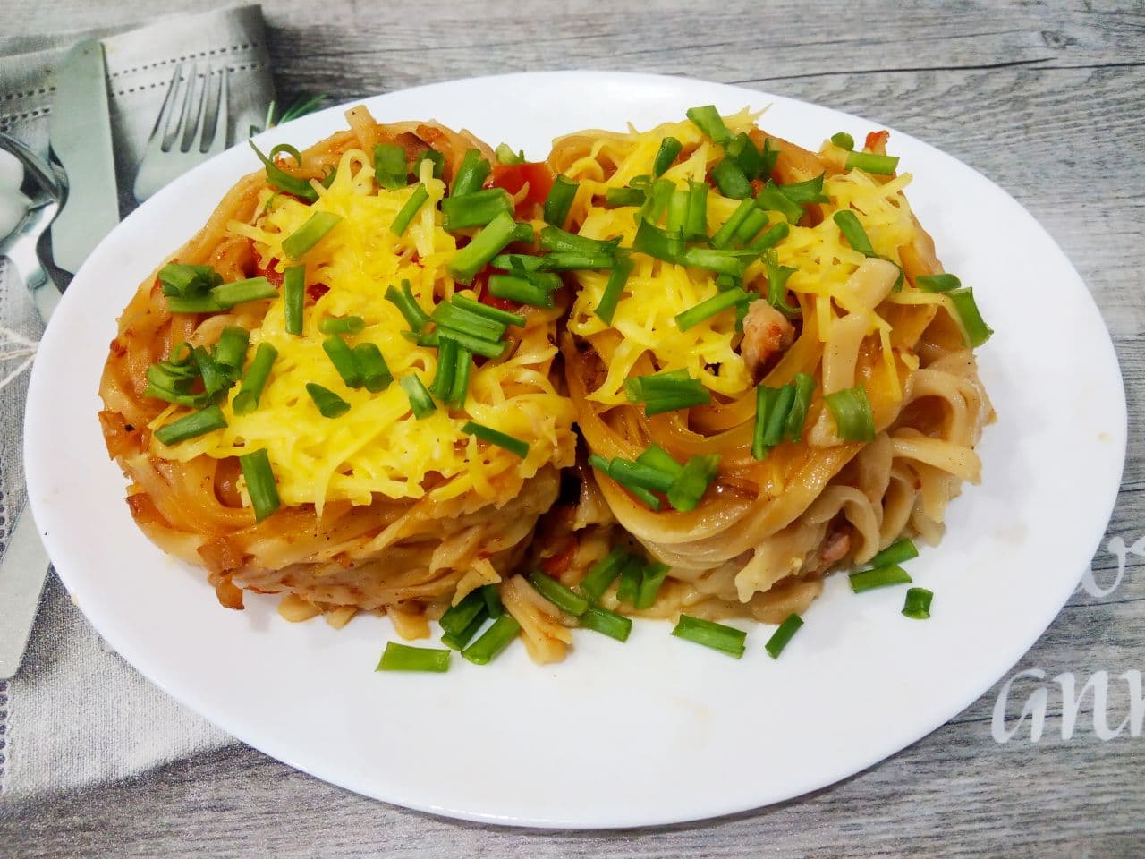 Макаронные гнёзда с мясом и сыром, в соусе