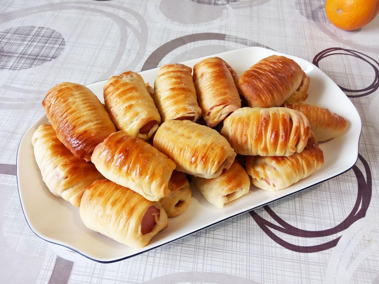 Сосиски в тесте и пампушки в чесночной заливке, вкусно и просто