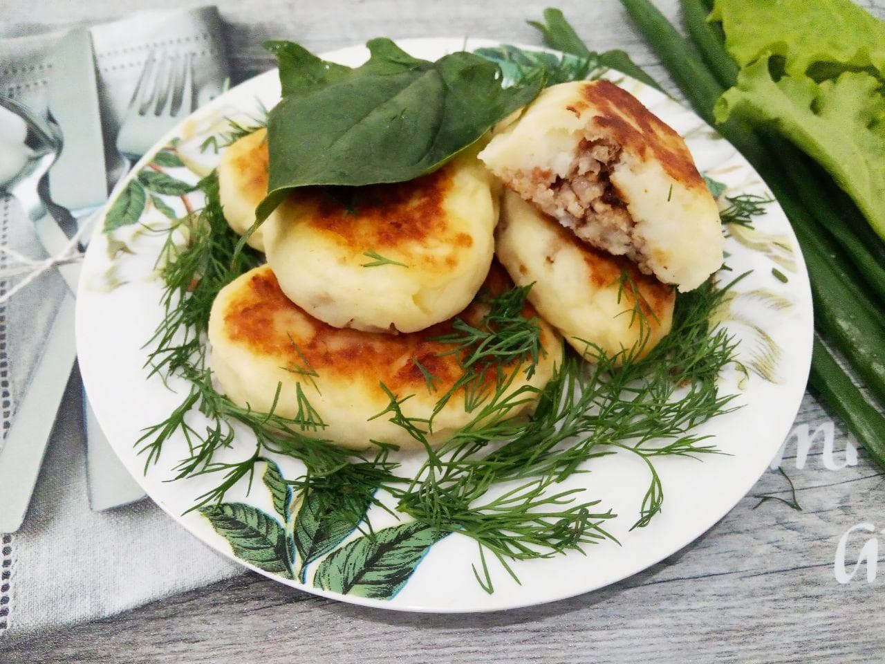 Картофельные зразы или пирожки с мясной начинкой