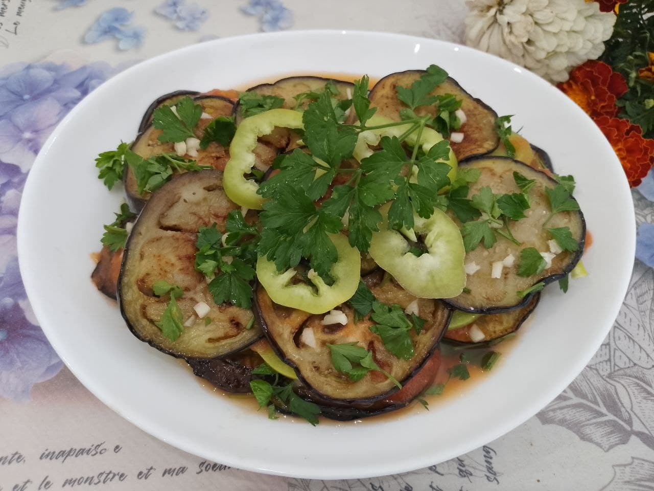 Салат из жареных баклажанов, помидоров, перца, чеснока и зелени, вкусный и аппетитный