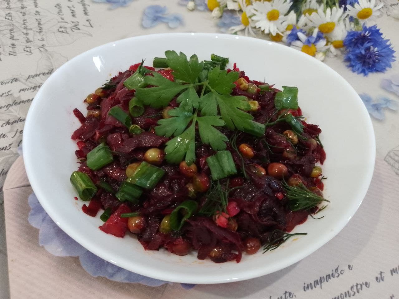 Тушеная свёкла с зеленым горошком и овощами