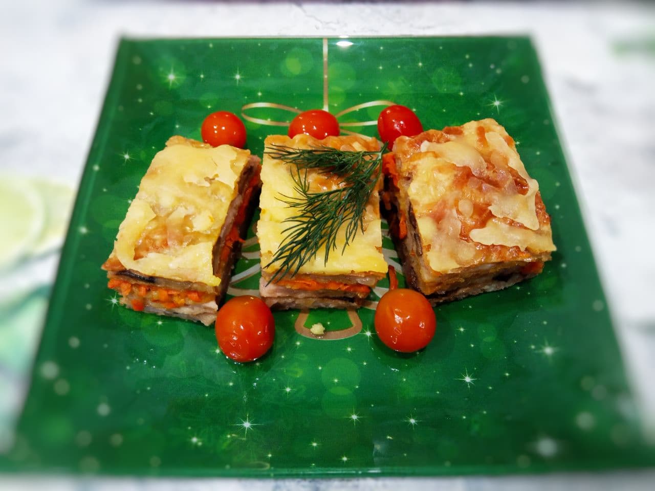 Торт вафельный с начинкой из фарша, моркови и грибов