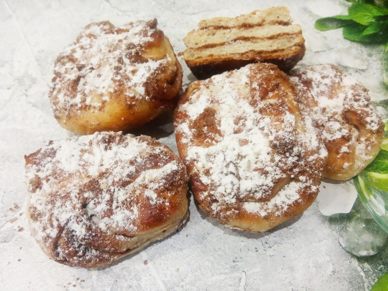 Домашние булочки с начинкой из шоколадной крошки
