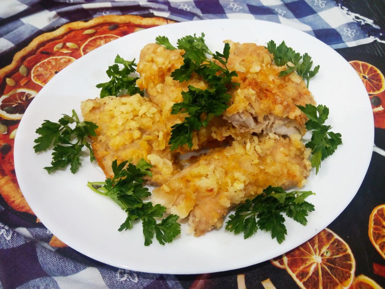 Запеченные куриные полоски в кляре и чипсах, нежные и сочные