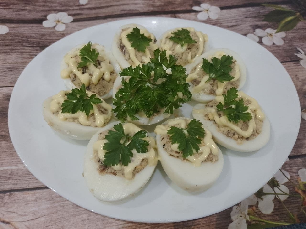 Яйца фаршированные начинкой из шпротов