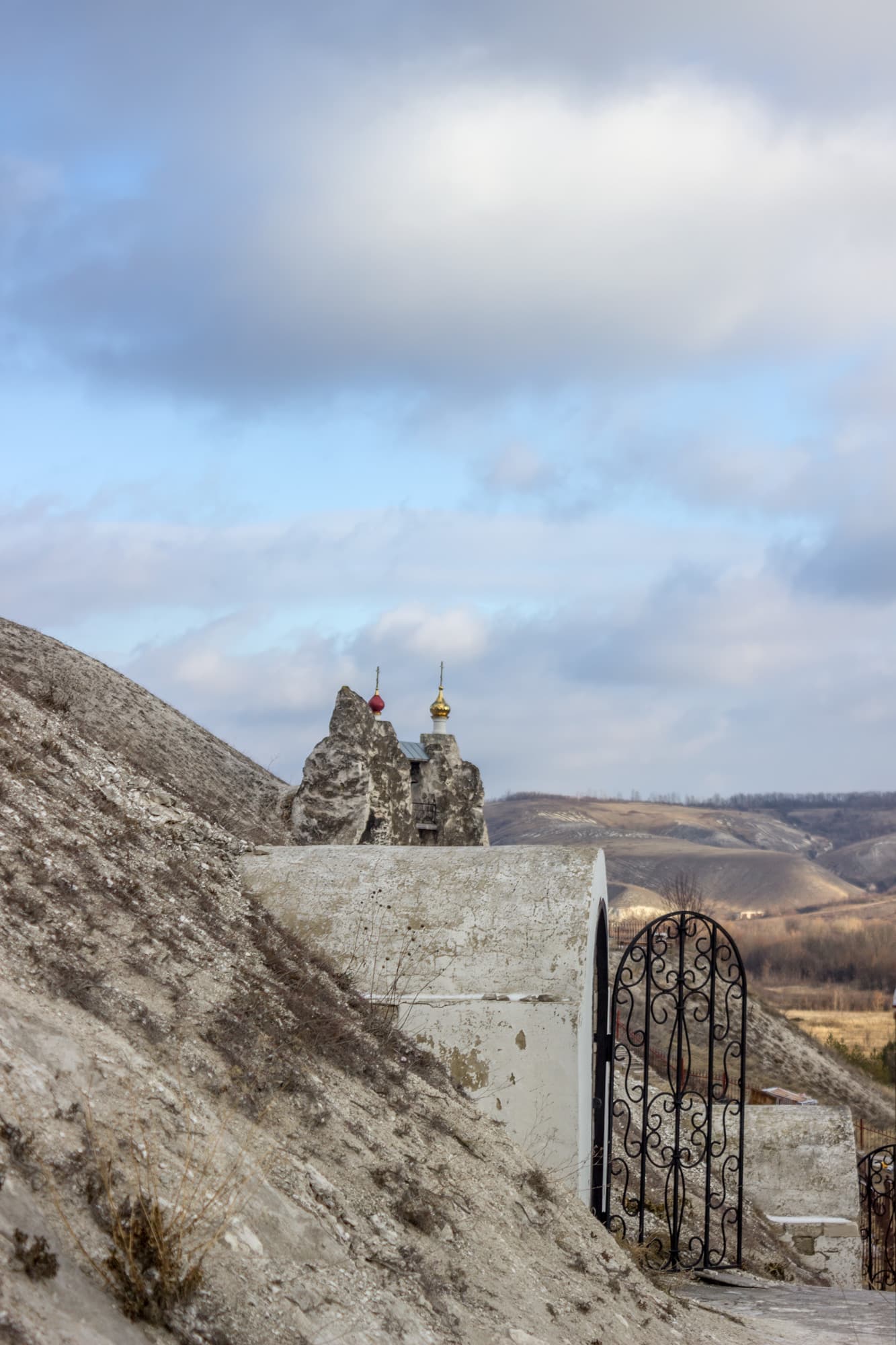 Пещера в меловой скале