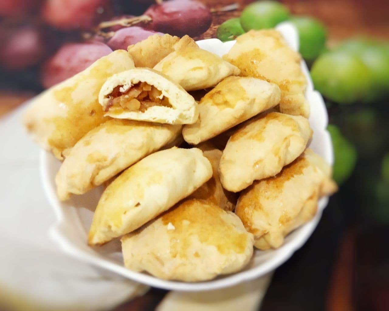 Вкусные пирожки с начинкой из тушеных яблок