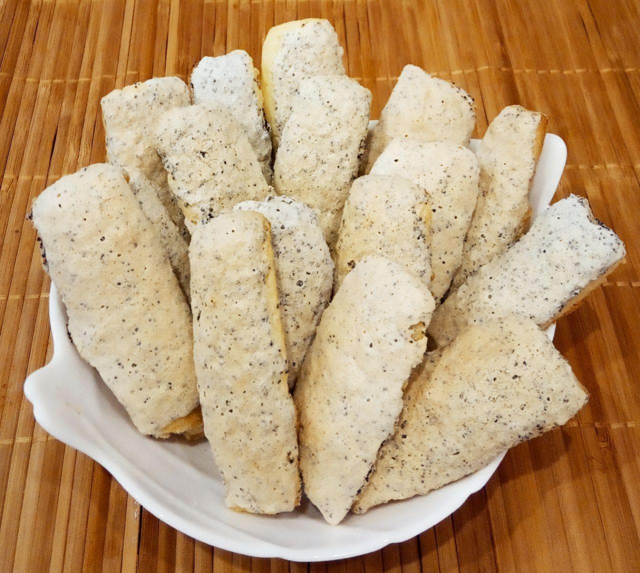 Вкусное печенье в маково-белковой глазури