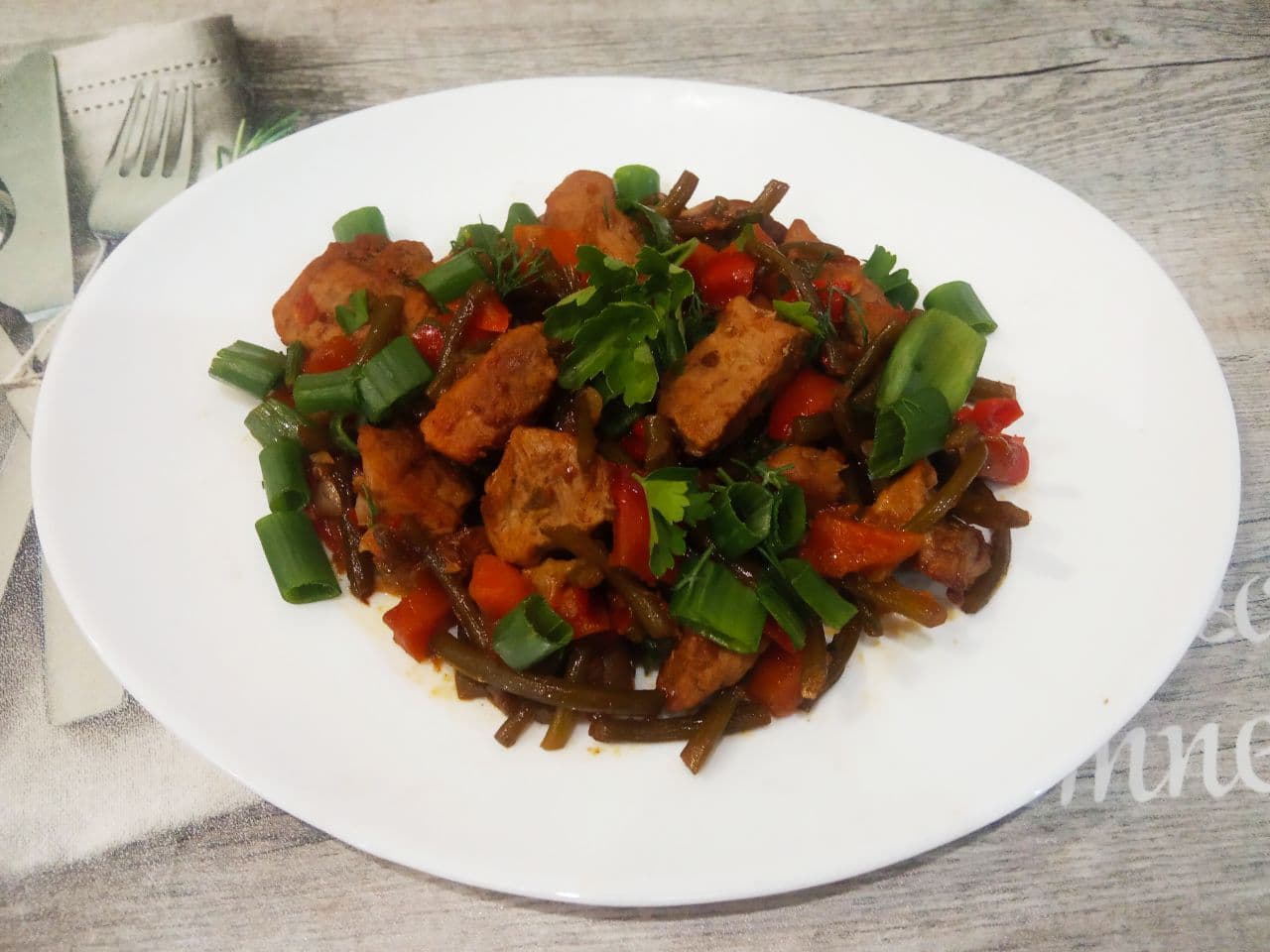 Чесночные стрелки с мясом и овощами тушеные в соевом соусе, вкусные и аппетитные