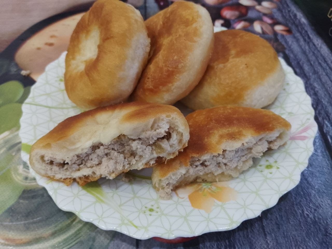 Пирожки из дрожжевого теста на сметане, с мясной начинкой, жареные на сковороде