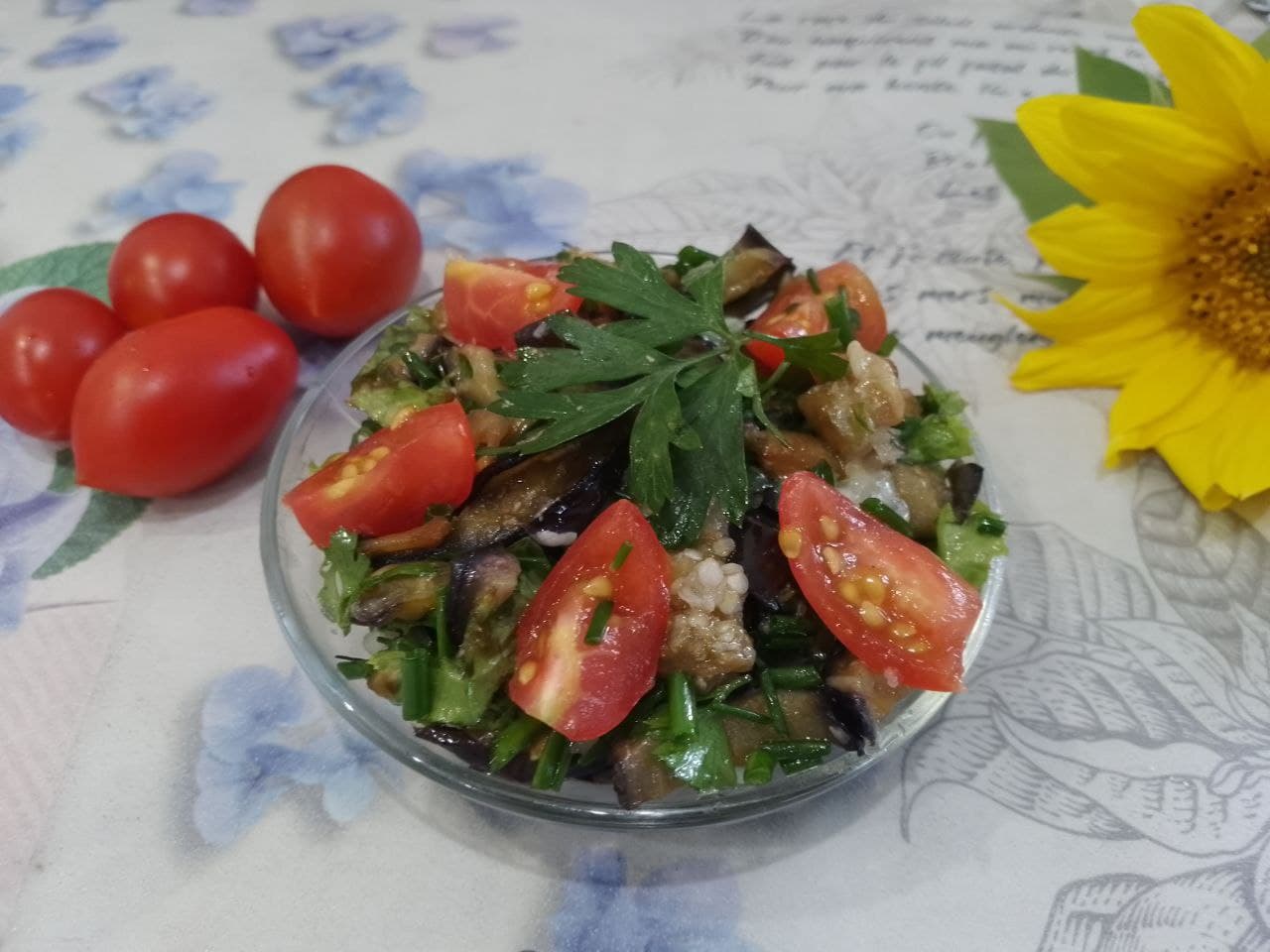Салат из баклажанов, зелени и сыра, сытный и вкусный