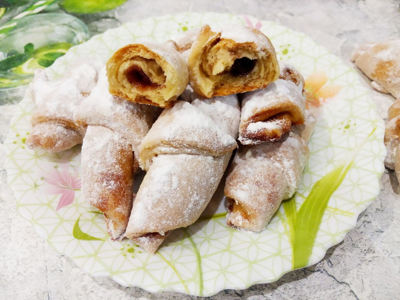 Печенье рогалики без яиц, с джемом и в сахарной пудре