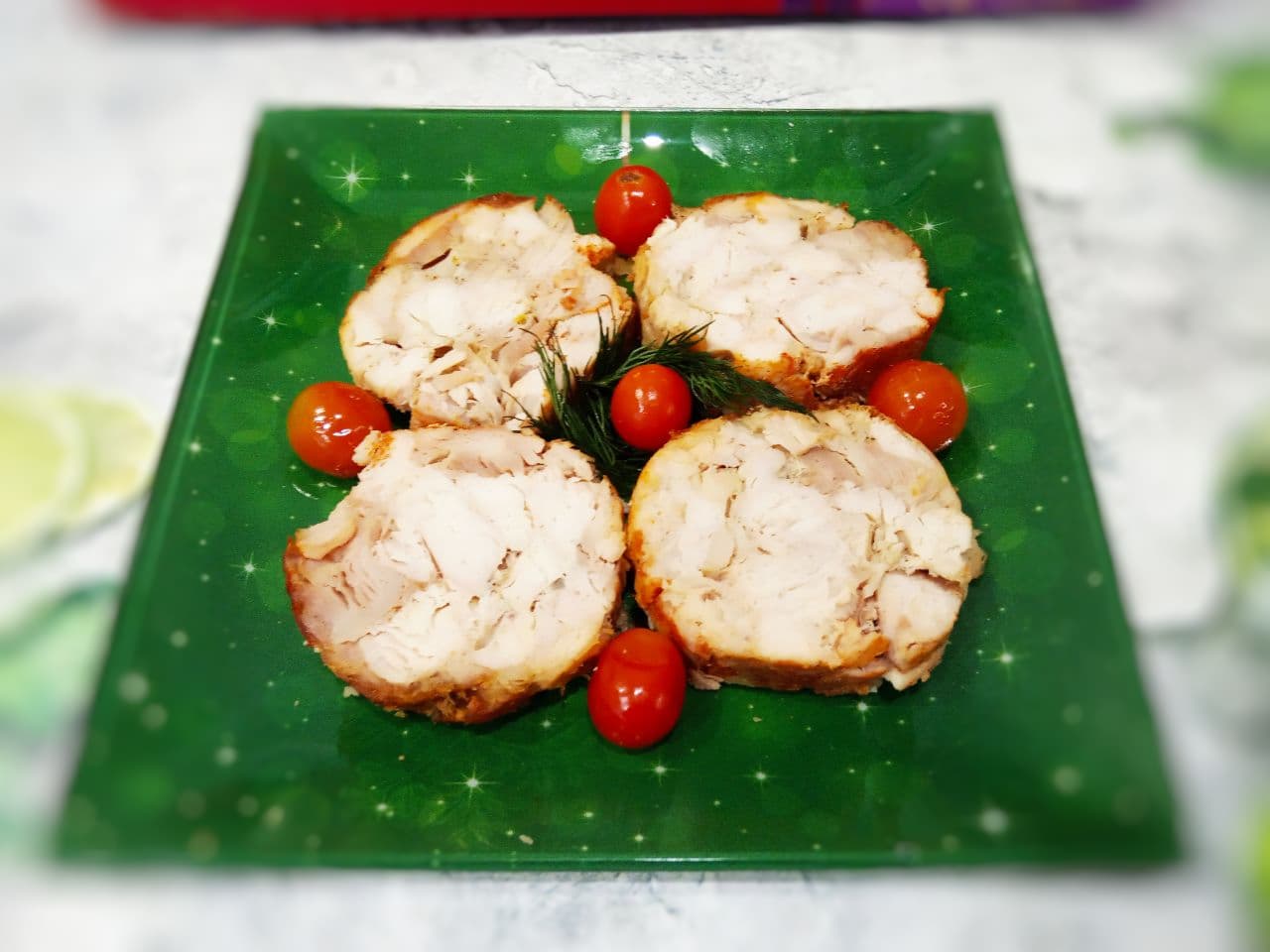 Запеченный рулет из куриного мяса со специями