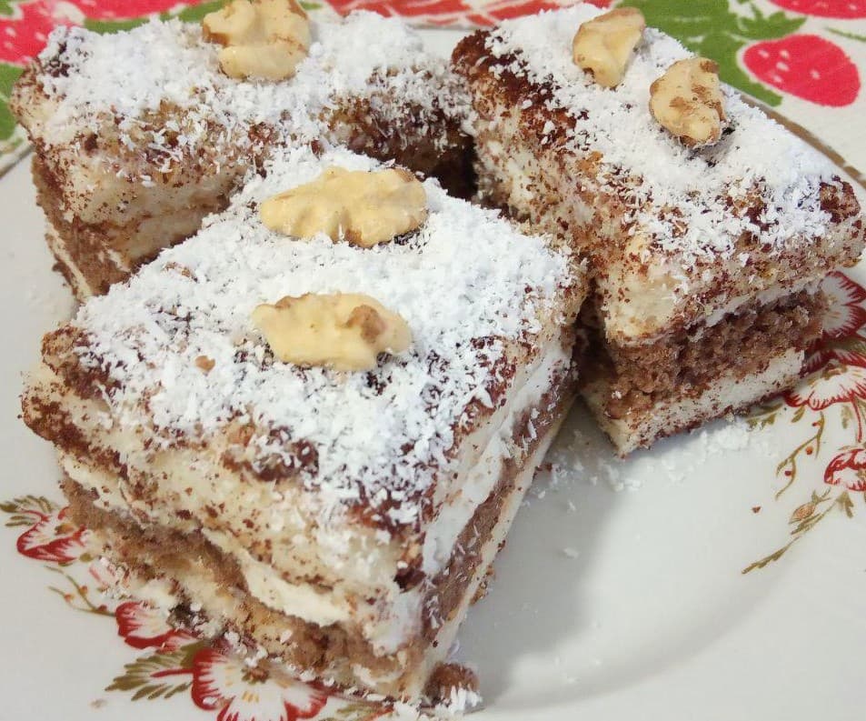 Пирожные со сметанным кремом и кокосовой стружкой