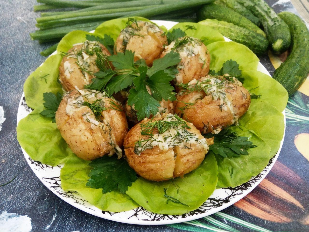 Картофель фаршированный сыром и зеленью, запеченный в духовке