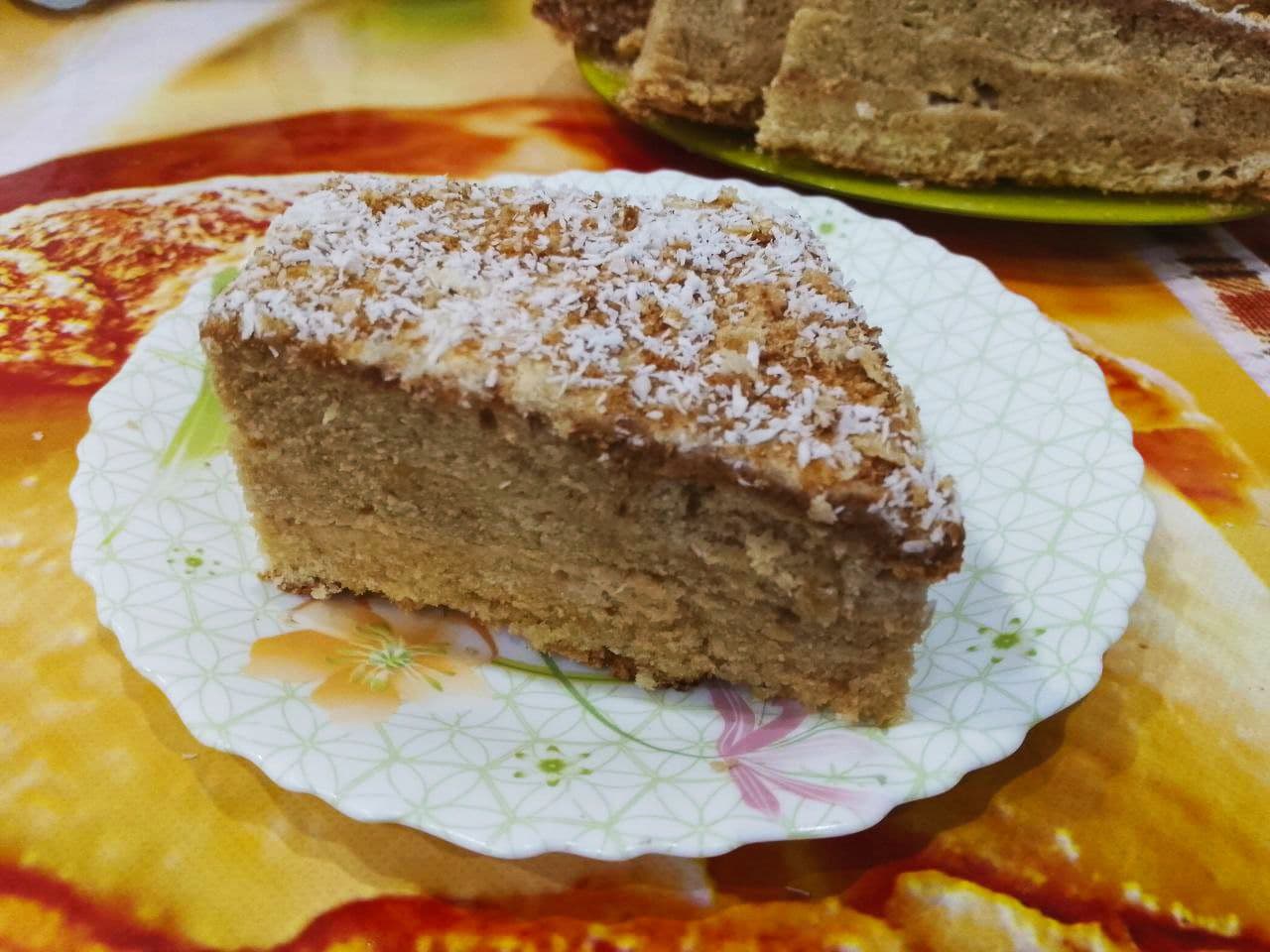 Пирог с кремом из сметаны и вареного сгущенного молока, нежный и мягкий