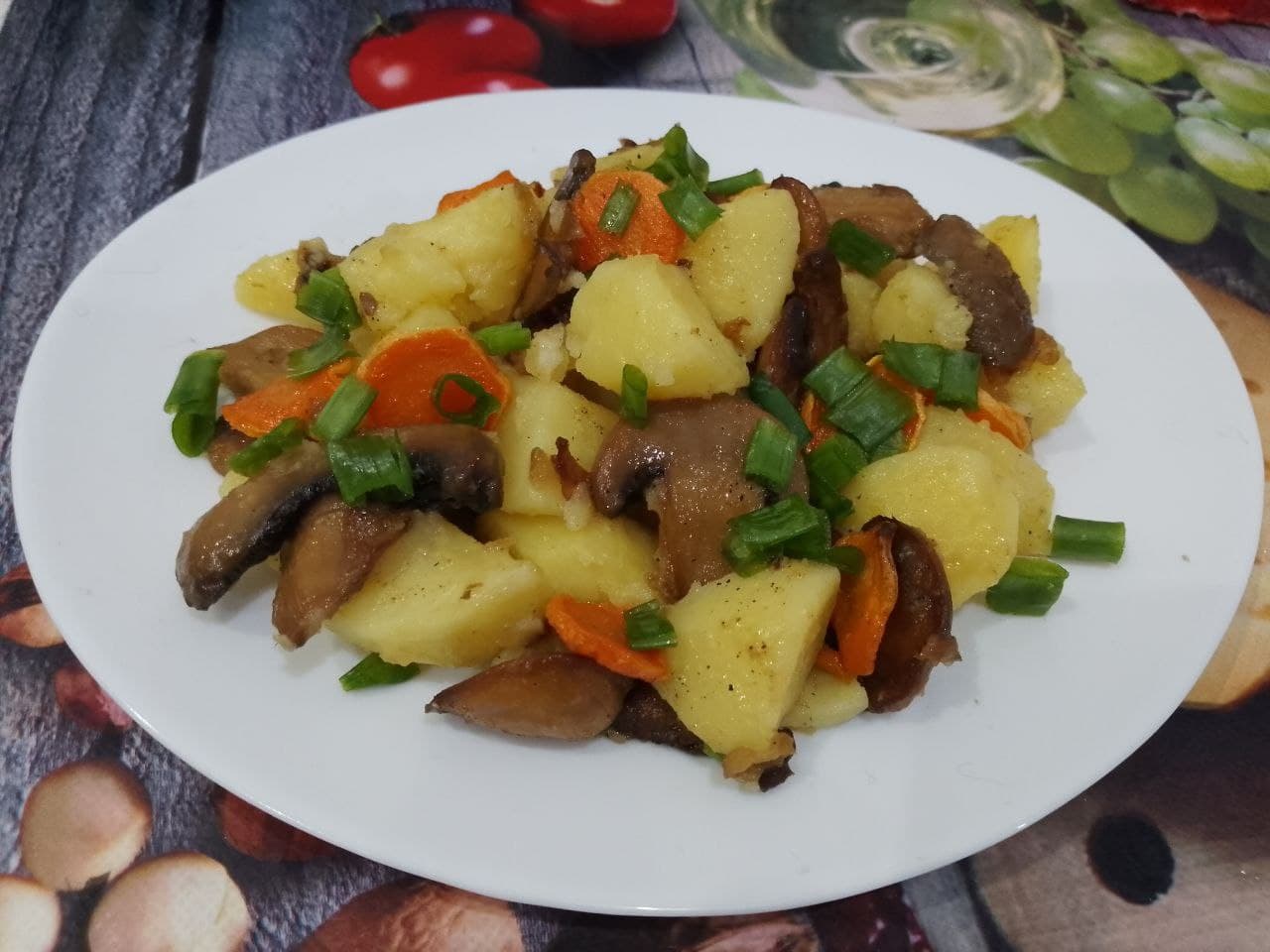 Картофель с обжаренными грибами и луком, просто и вкусно