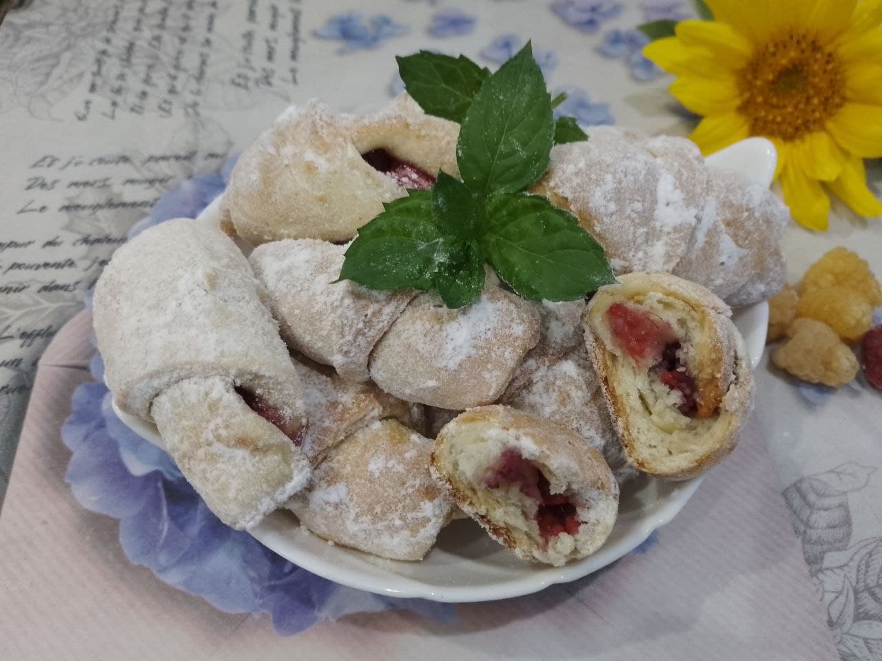 Рогалики из теста с добавлением творога и начинкой из ягод малины