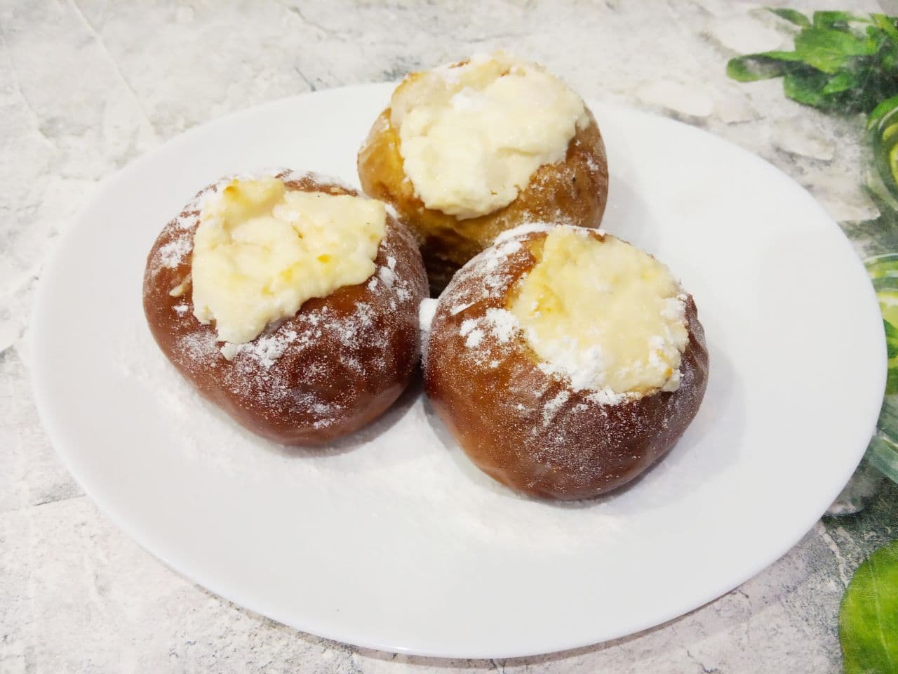 Вкусный десерт, запеченные яблоки с творогом и сливочным маслом