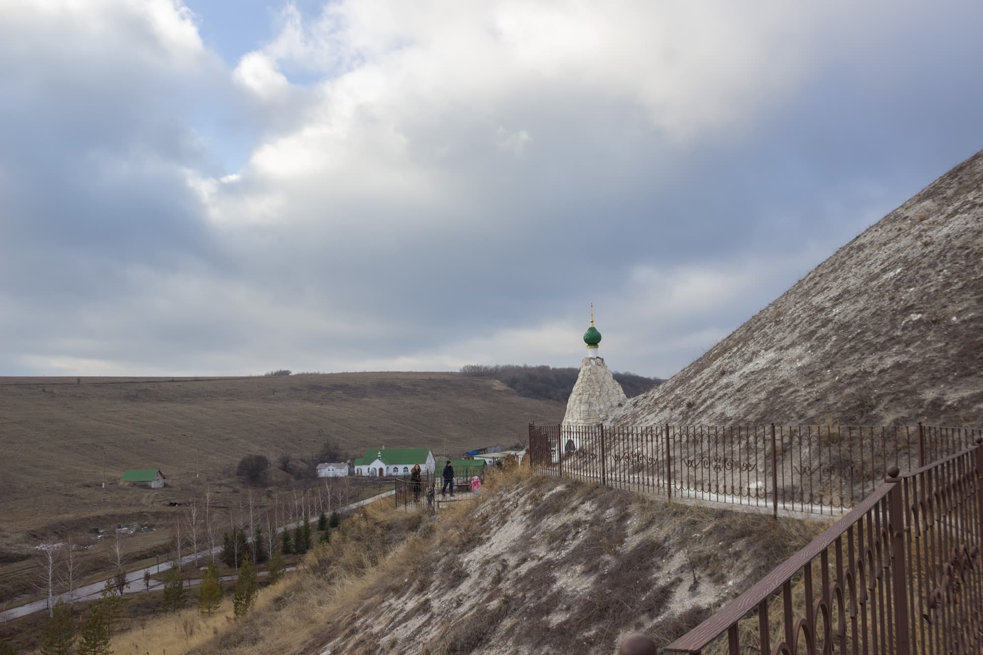 Дорога к входу в Церковь Серафима Саровского