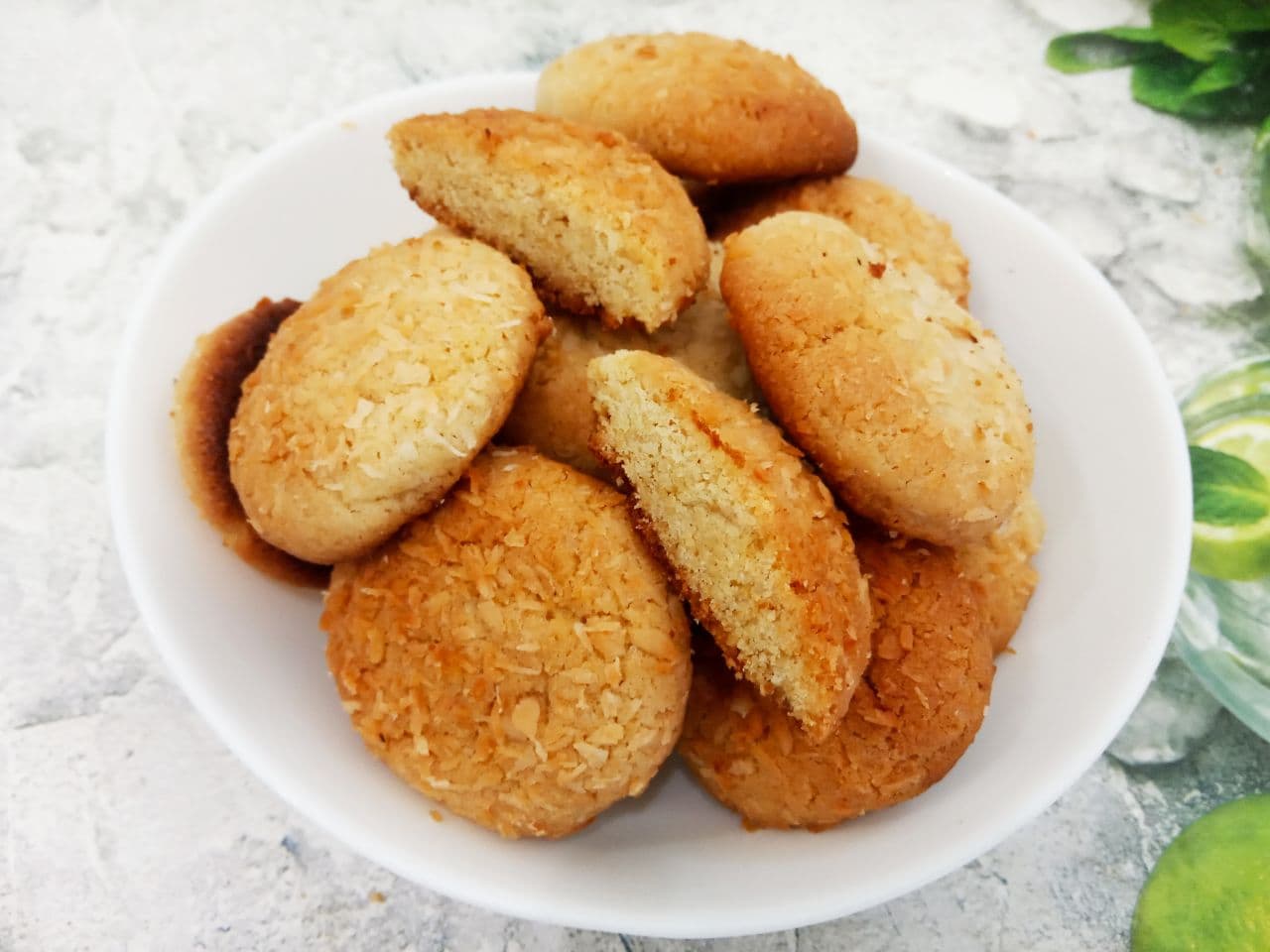 Печенье песочное со сливочным вкусом и в кокосовой стружке