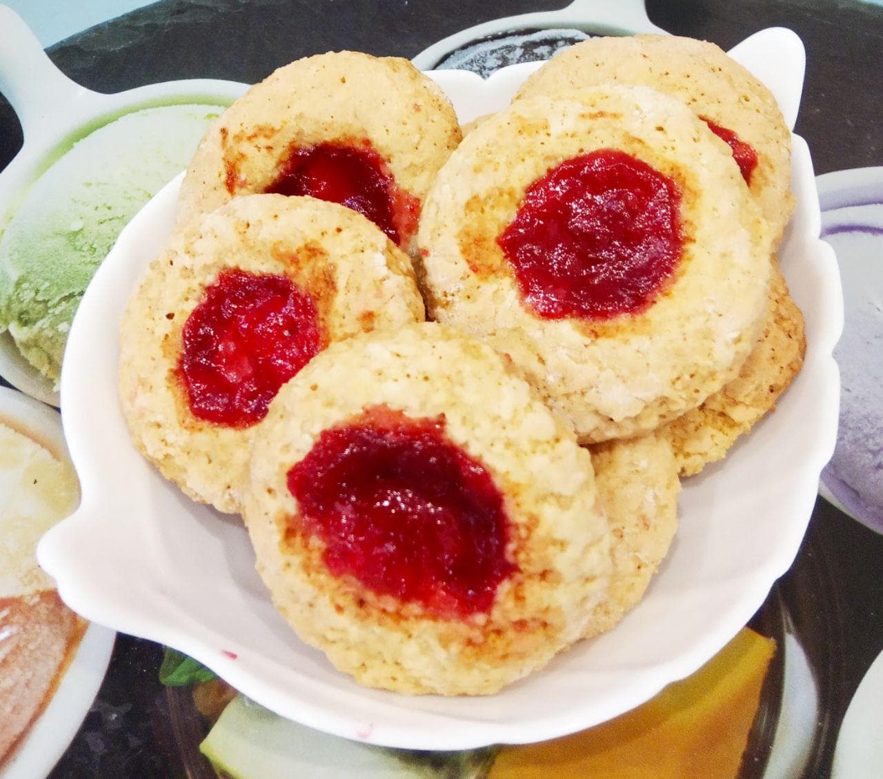 Рассыпчатое песочное печенье с джемом