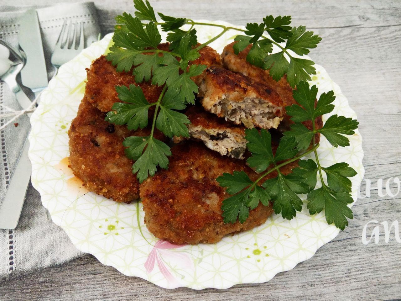 Котлеты мясные с баклажанами