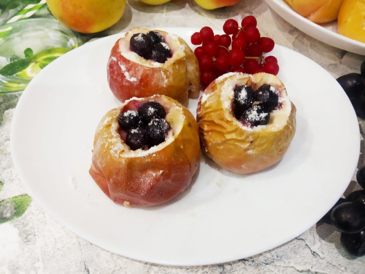 Запеченные яблоки с виноградом в духовке